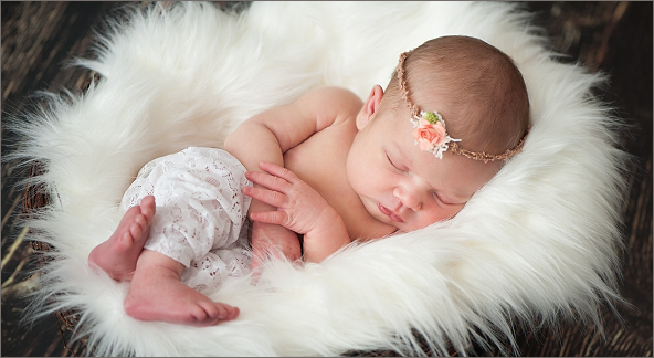fotografie novorozence na kožešině