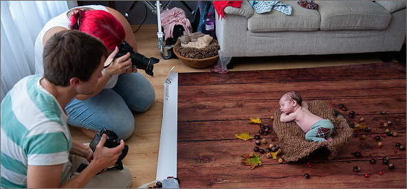 Fotografování novorozence s podzimními dekoracemi
